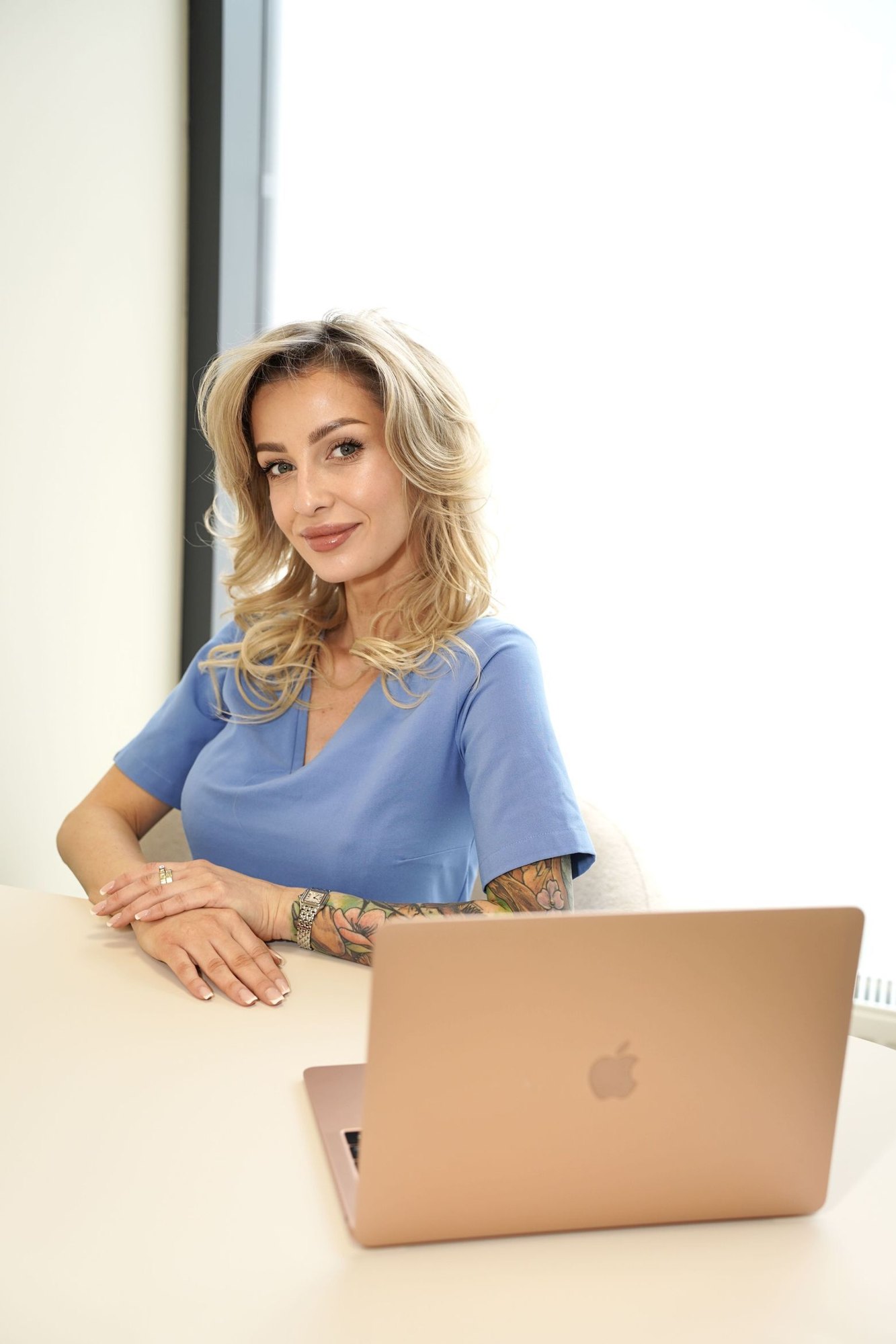Karolina, założycielka Alumea Beauty, przy biurku w gabinecie